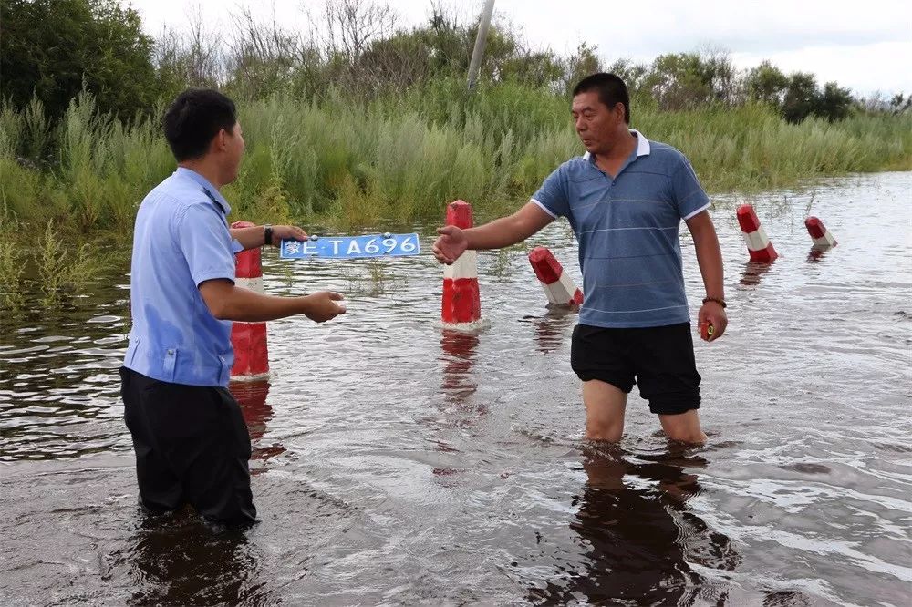 呼倫貝爾額爾古納轄區一處過水路面漲水,水深已沒過車輪胎