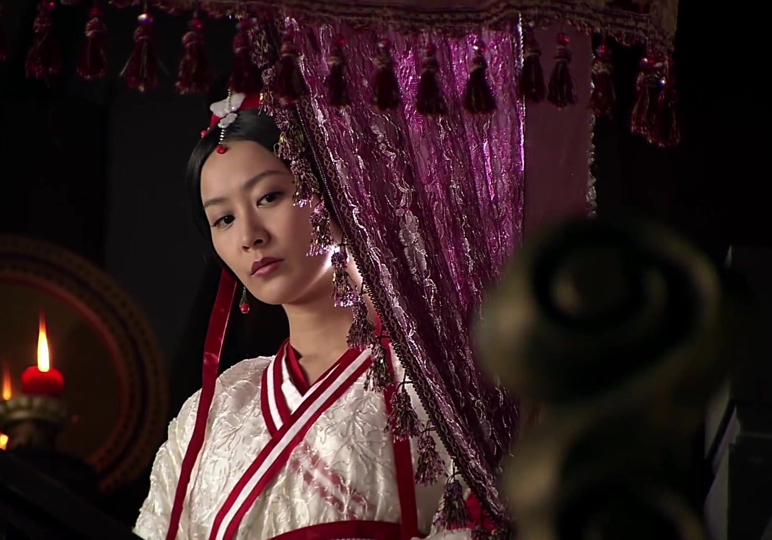 《风中奇缘》中陈法拉扮演秦湘,穿着一件白色薄纱古装裙很是清新秀丽