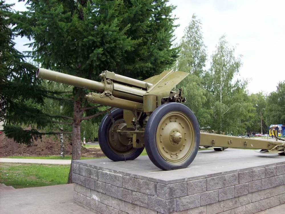 当时中国正在进行对越自卫反击战,意识到现役的54式122mm榴弹炮已经