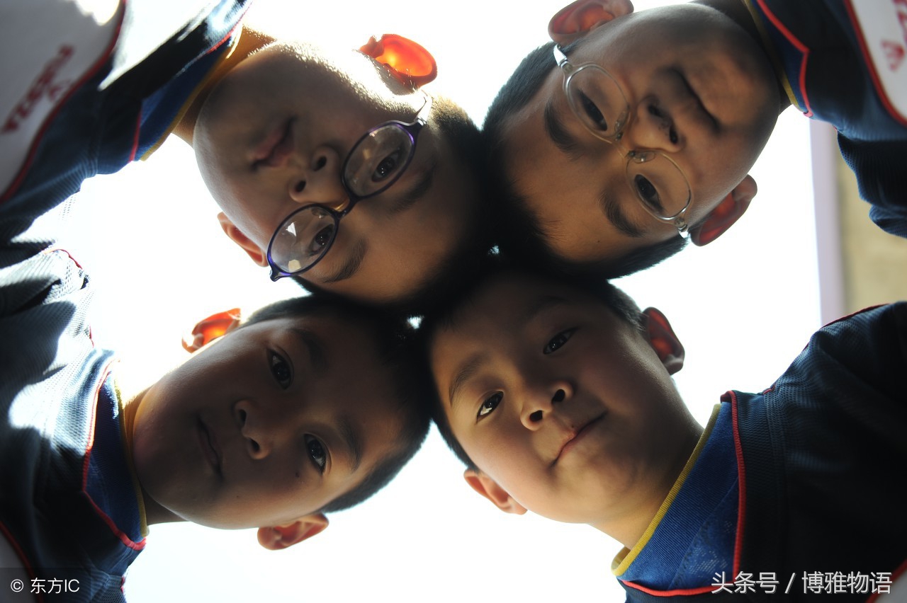 1/ 12 山东潍坊,在母亲节来临之际,四胞胎兄弟跪在地上齐向母亲磕头