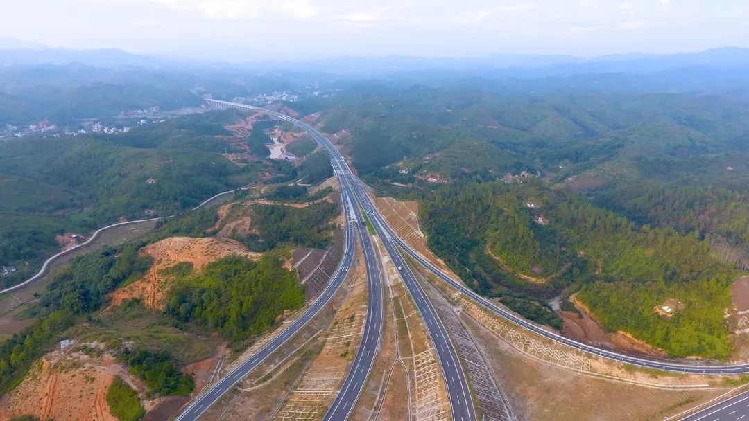 未来还有河紫,河惠汕高速公路及赣深高铁,龙汕铁路等一批重大交通项目