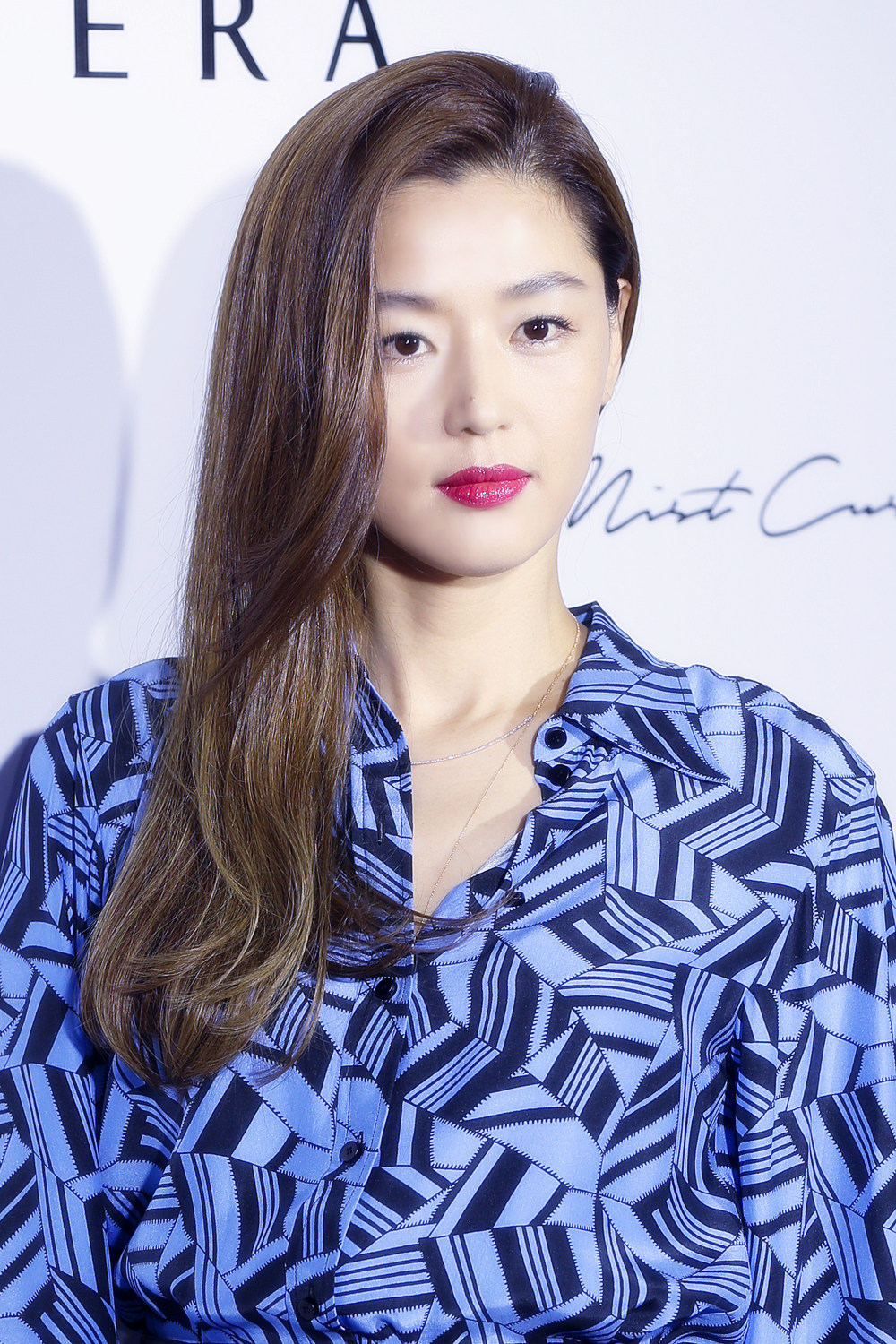 全智贤出席了在首尔市江南区新沙洞某场地举办的某化妆品品牌站台活动