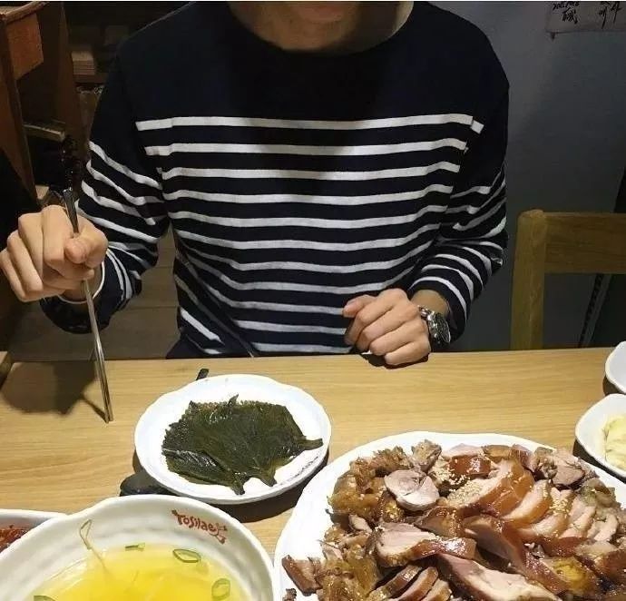 假装和男生吃饭照片图片