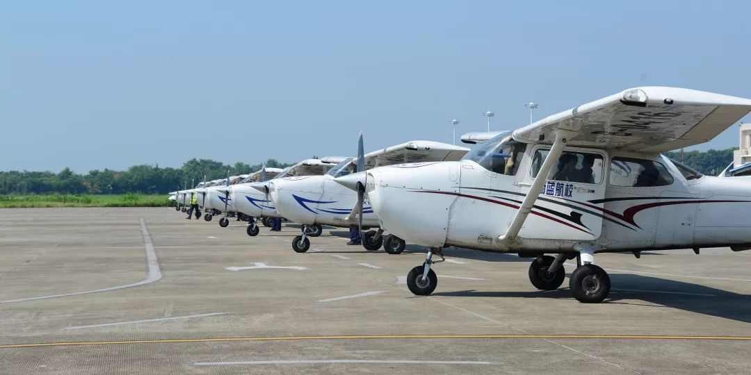 湖北蔚蓝国际航空学校的飞行教练带领学员进行飞行前检查.