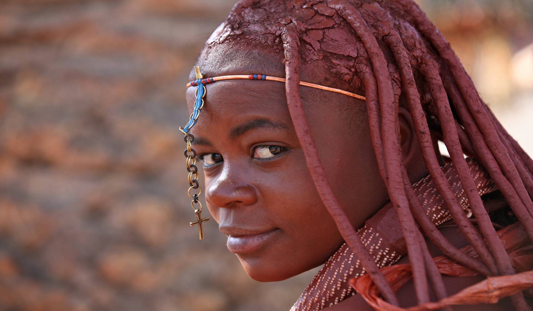 辛巴族的女人会在皮肤上涂一层红色的颜料,整个皮肤完全呈现出红颜色