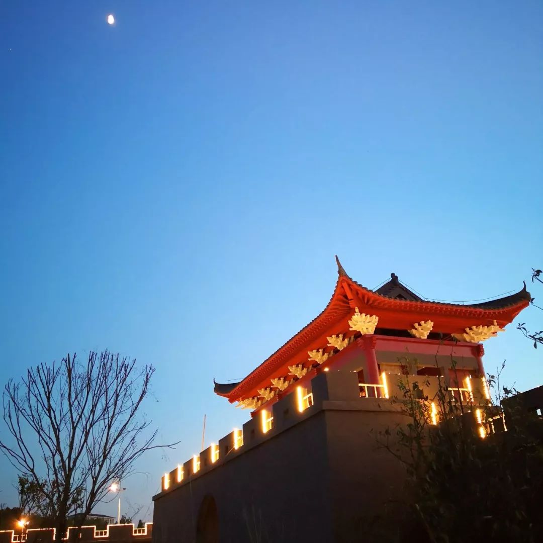 曾欣浠水月湖的夜景用手机怎么样拍