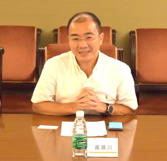 华南大区副总经理蒋慕川欢迎代表团的到来,并介绍了深圳湾体育中心