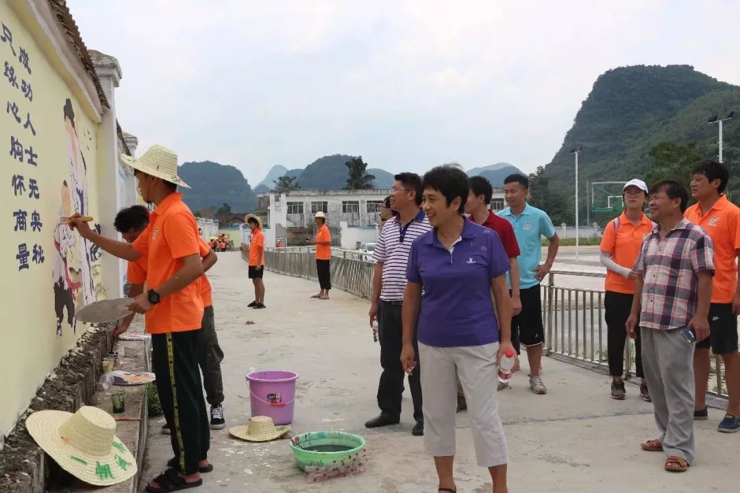 【暑期社会实践系列报道】自治区高校工委副书记覃萍赴忻城县红渡镇