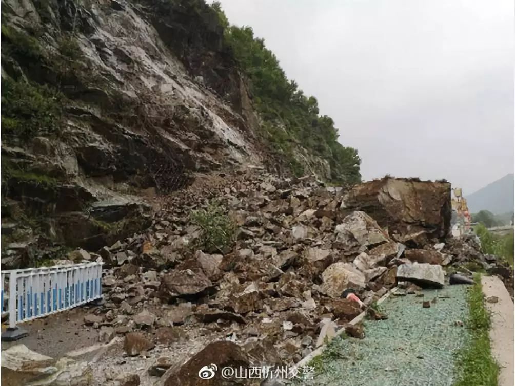 突发山西五台山景区主干道发生山体滑坡道路受阻附现场图视频