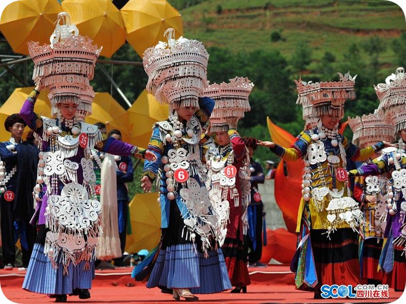 布拖彝族火把节开幕彝族传统选美举行视频图片