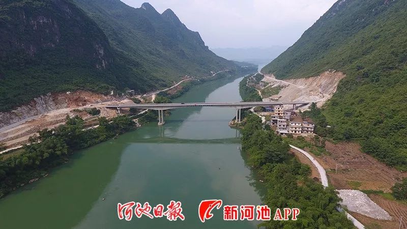 横跨红水河,连接河池市都安瑶族自治县菁盛乡,百旺镇和南宁市马山县