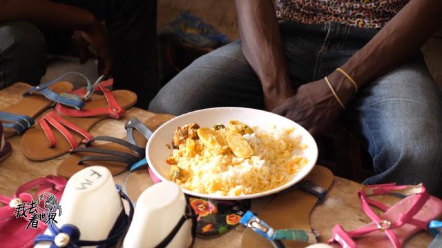非洲最穷国家当地人的晚餐和白人消费区一餐的残酷对比