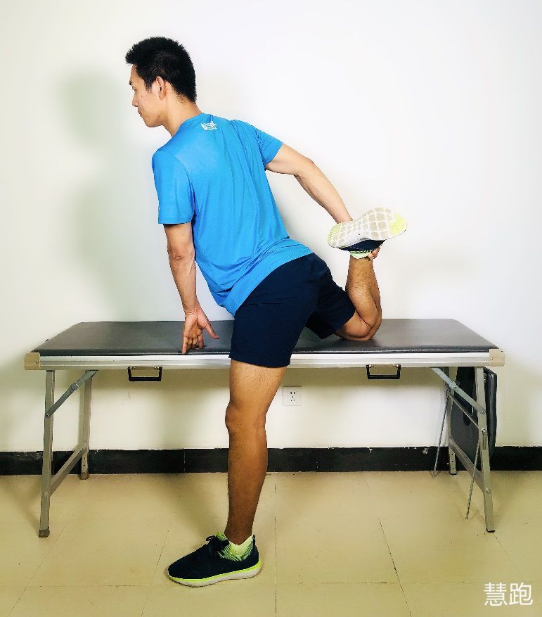 有效拉伸股四头肌把脚挂在单杠上也是跑者常用的拉伸大腿前侧的方式