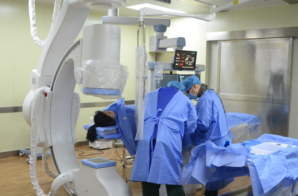 介入手术室配备乐普大型c型臂血管造影x线机,拥有专业的医疗科研团队