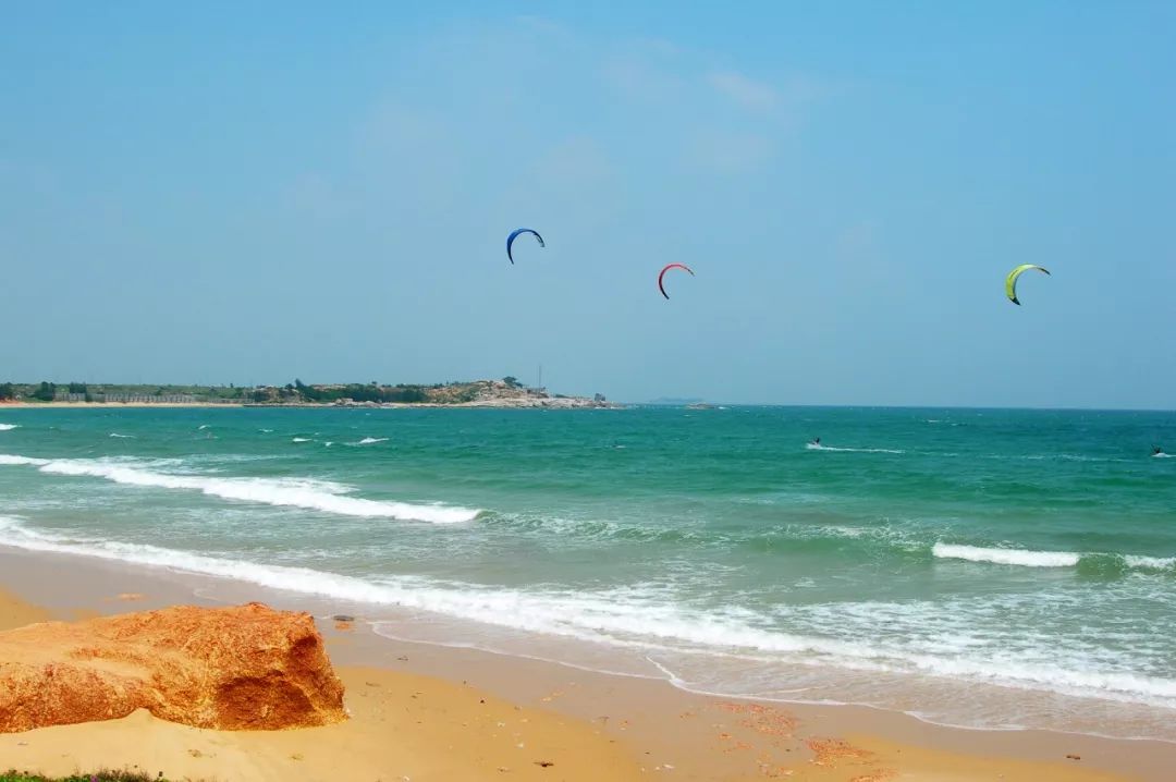 乘車前往【紅海灣海灘】(含沙灘門票),上軟細的海沙,客人可以自行在