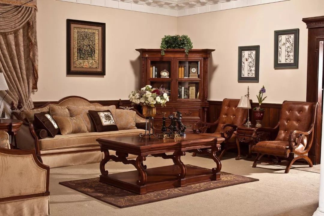 凸显客厅的现代感与豪华大气的真皮沙发搭配而仿古美式家具则会采用带
