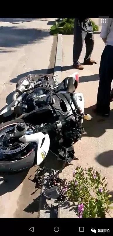连滩今日发生严重交通事故,摩托跑车撞上女装摩托,两人训低