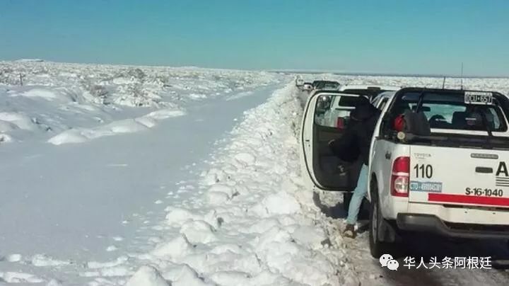 内乌肯省:大雪致多条高速封闭 大批车辆滞留