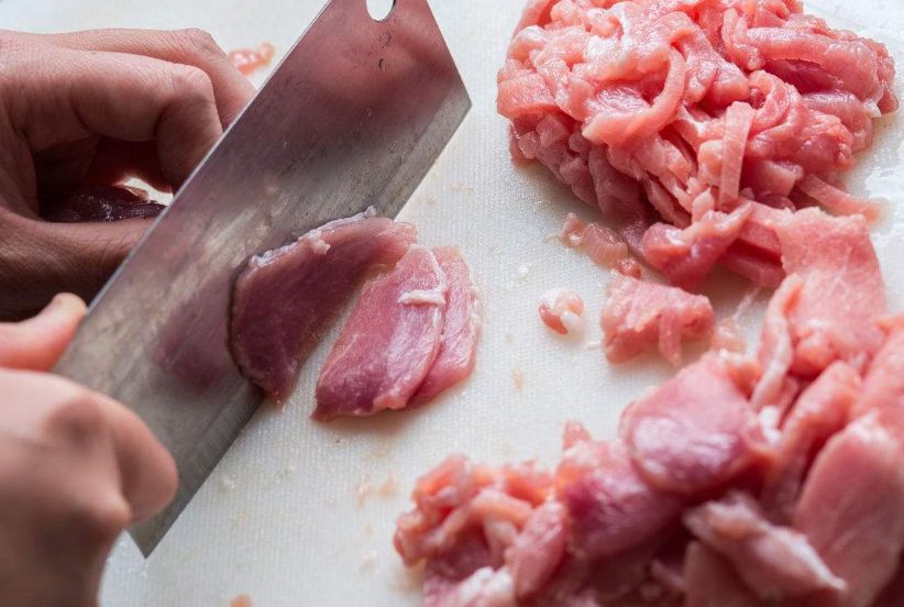 肉怎么炒才好吃呢切肉其实是有讲究的厨师都是这样切的