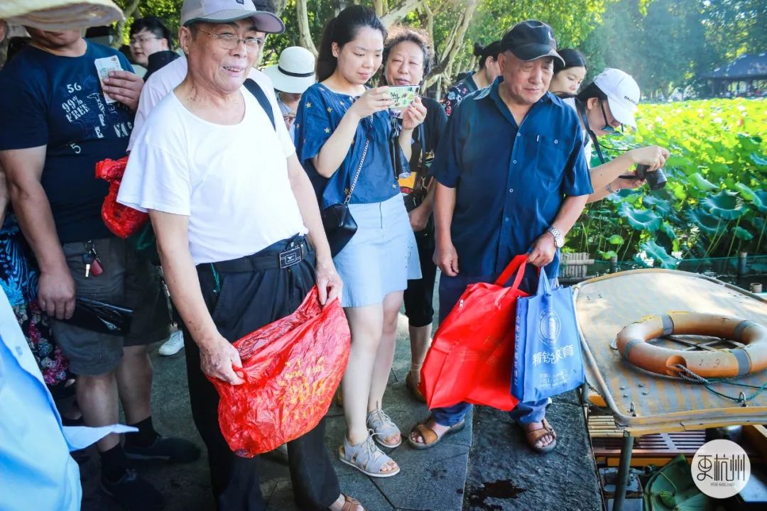 杭州這樣東西限號又限購比房子還搶手有人凌晨4點就去西湖邊排隊