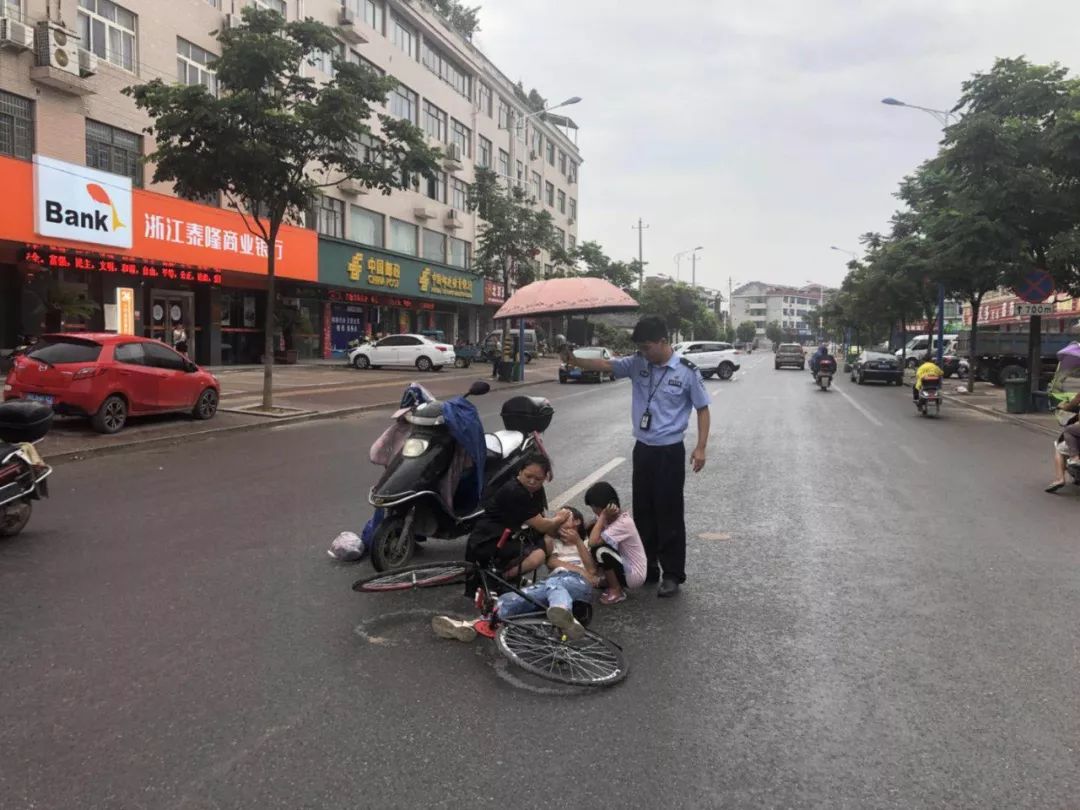 女孩騎單車出車禍頭破血流倒路上這時撐傘哥出現了