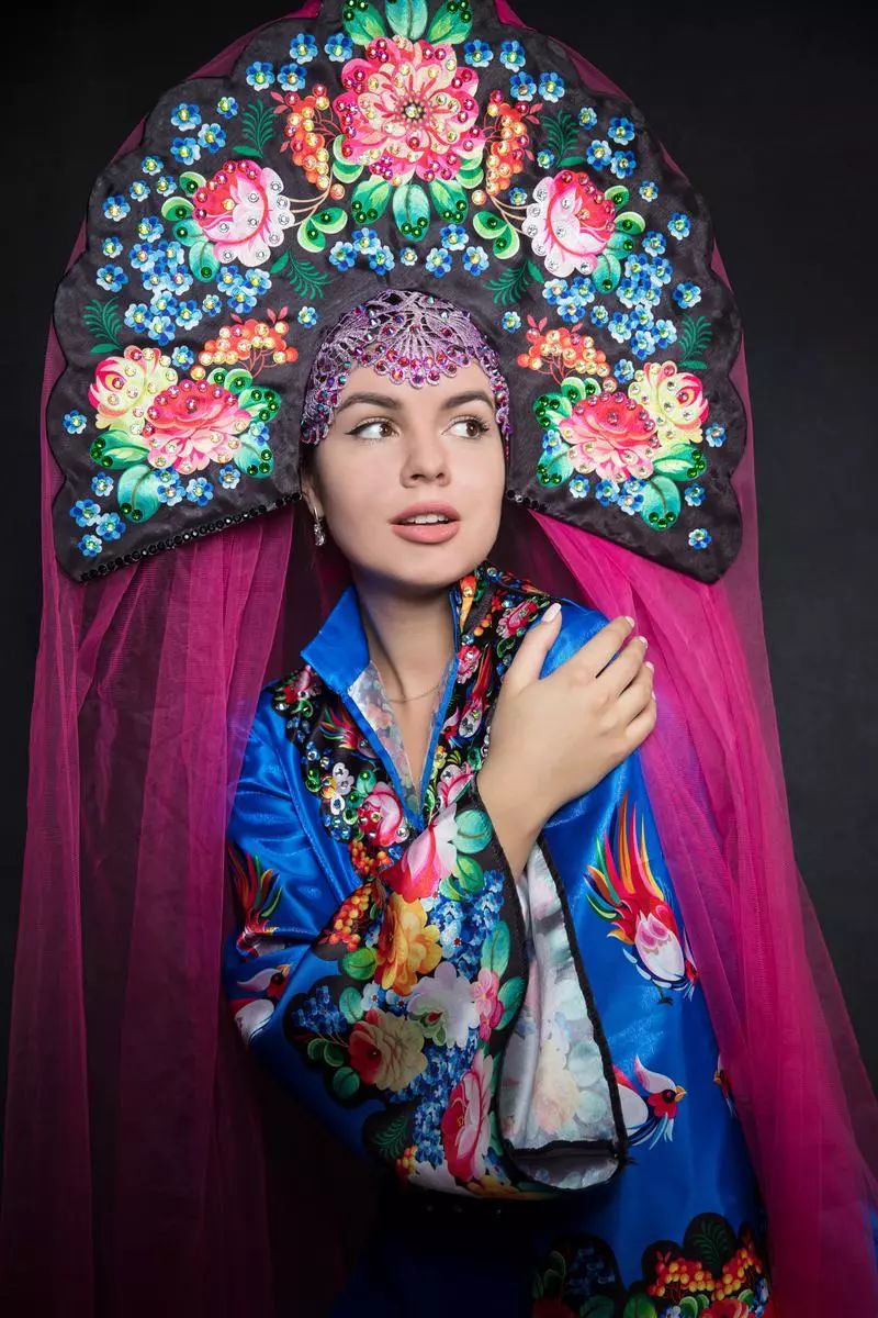 俄罗斯族传统服饰女图片