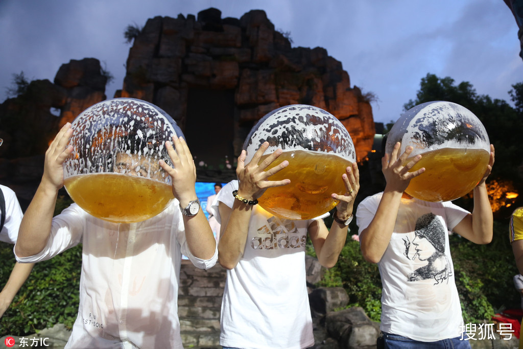 拼酒现在都这么豪爽的吗杭州一景区游客用金鱼缸