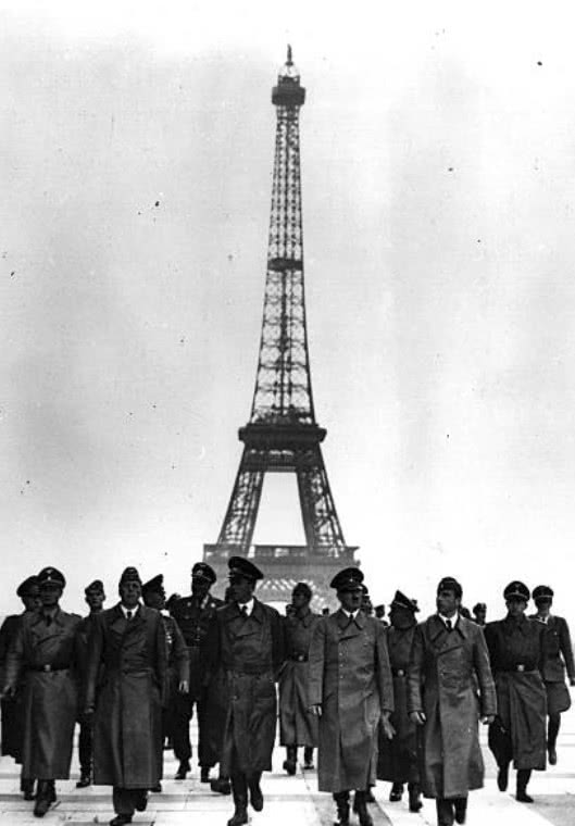 在德国装甲师的冲击下,法国宣布投降,希特勒飞往巴黎高调阅兵