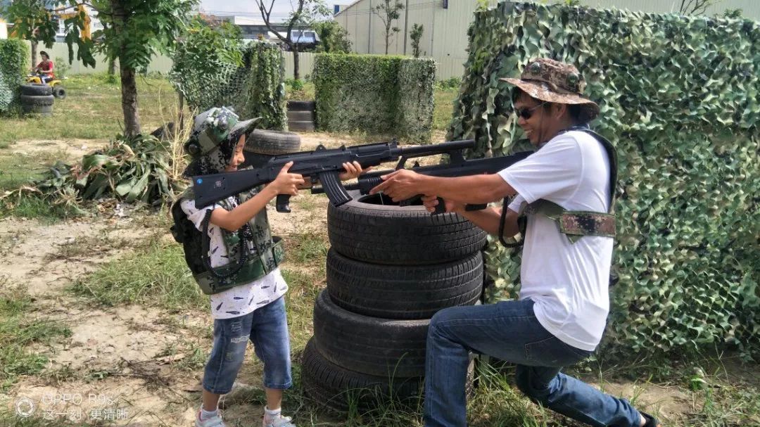 所有人集合到基地,基地教官將野戰遊戲規則說明,然後分組,開始進入