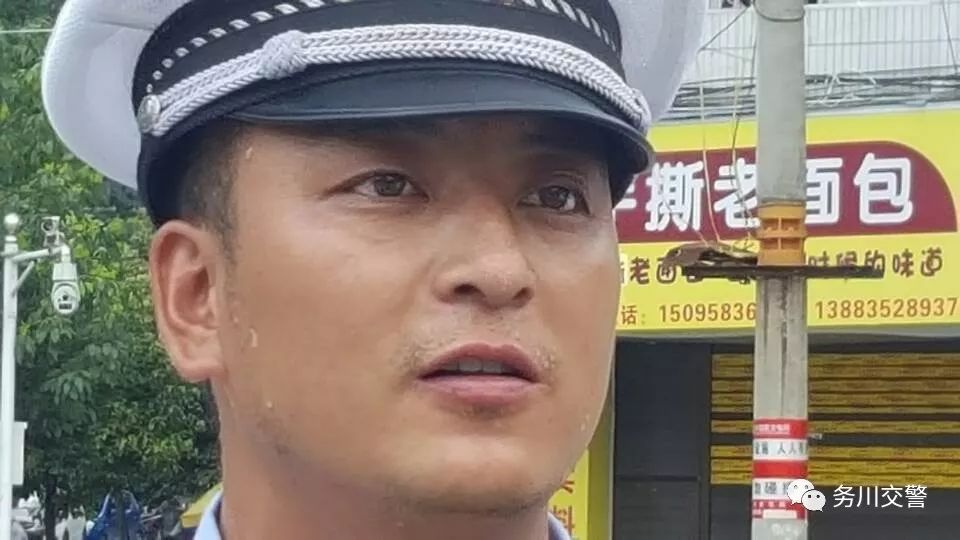 烈日骄阳交警变"焦警,务川交警战酷暑保畅通