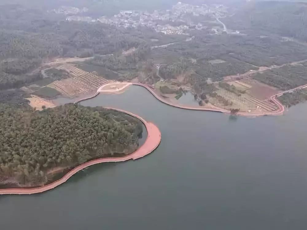 云湖绿道位于慈城镇北部山区英雄水库的北岸,沿湖而建,设有亲水平台