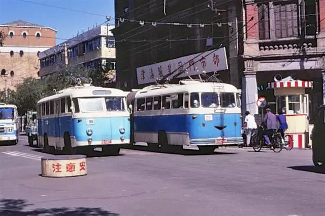 老照片80年代16個城市的無軌電車看看有沒有你的家鄉