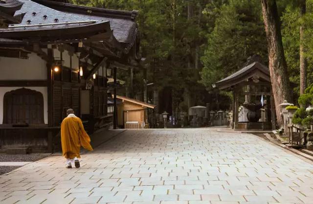 宿坊有多種形態,有住在寺廟,神社建築內(多為木質結構建築)也有在寺廟