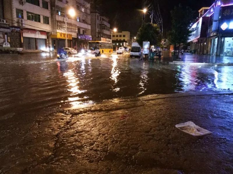 南豐昨晚暴雨 打雷 閃電 停水 積水.汽車變輪船?