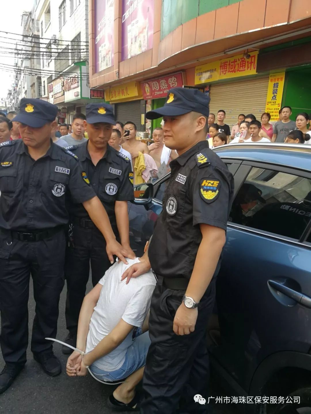 7月22日,南洲中隊副中隊長唐利華帶領隊員到上衝橋南新街協助街道綜治