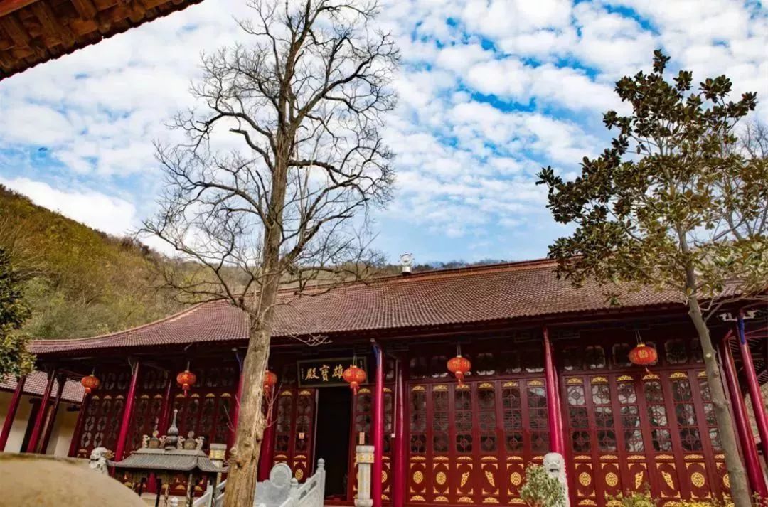 九峰寺處在深山中,需步行登山才能看到真面目.