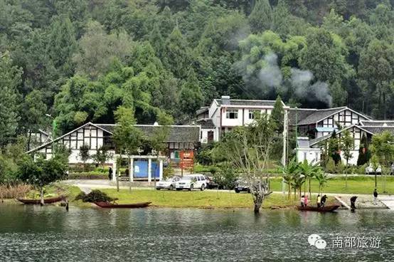 震撼航拍:升钟湖泄洪位于升钟湖畔的临江坪村有"中国西部最美丽的渔村