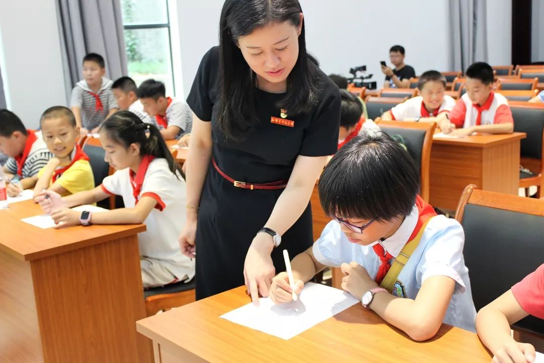 南湖革命紀念館宣教部副主任袁晶結合自己豐富的工作經驗,向少先隊員