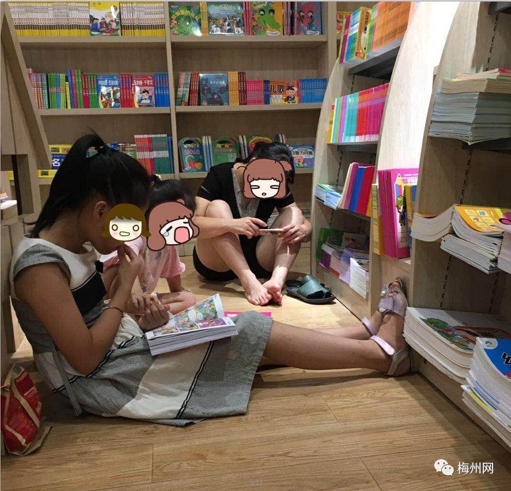 书店小女孩坐着看书图片