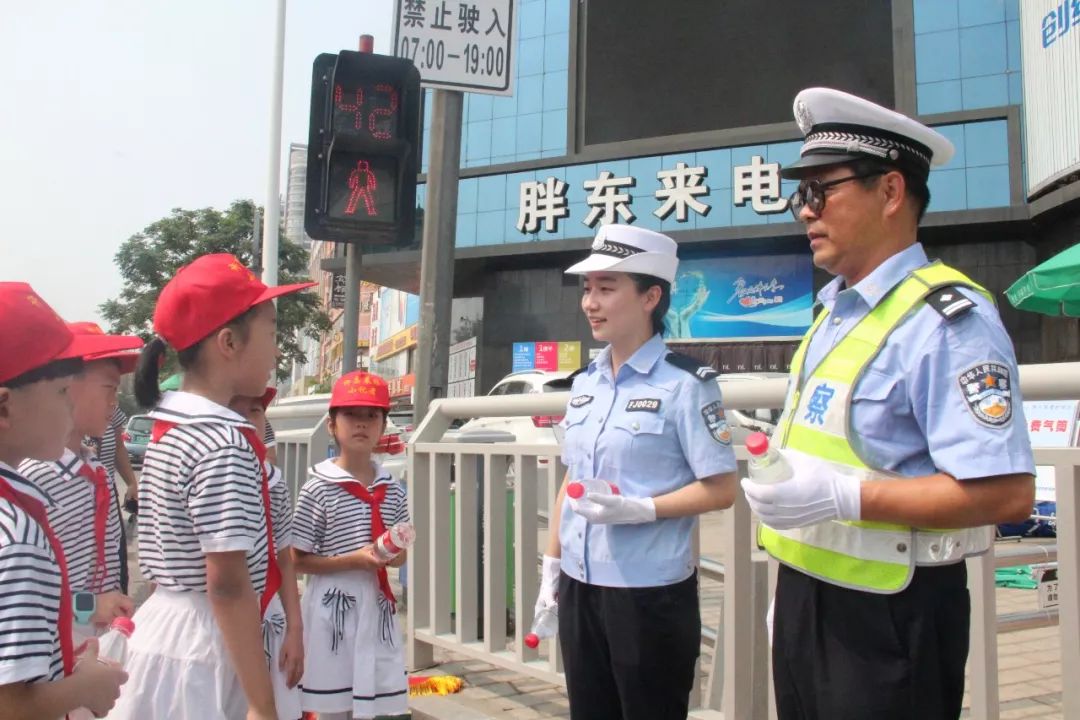 許昌微報警察叔叔阿姨你們辛苦了市文化街小學小記者為交警送清涼