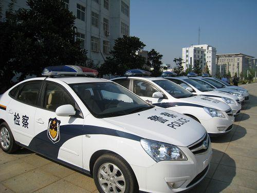 中國警車有的噴的是公安有的噴的是警察