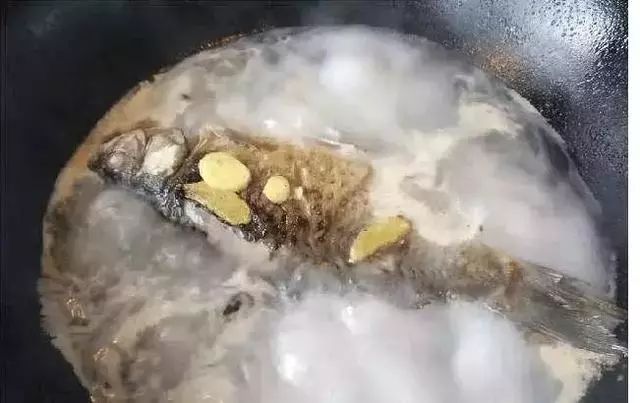 1, 鯽魚直接在菜市場由魚販幫忙處理乾淨,留意肚子裡的黑膜要刮乾淨