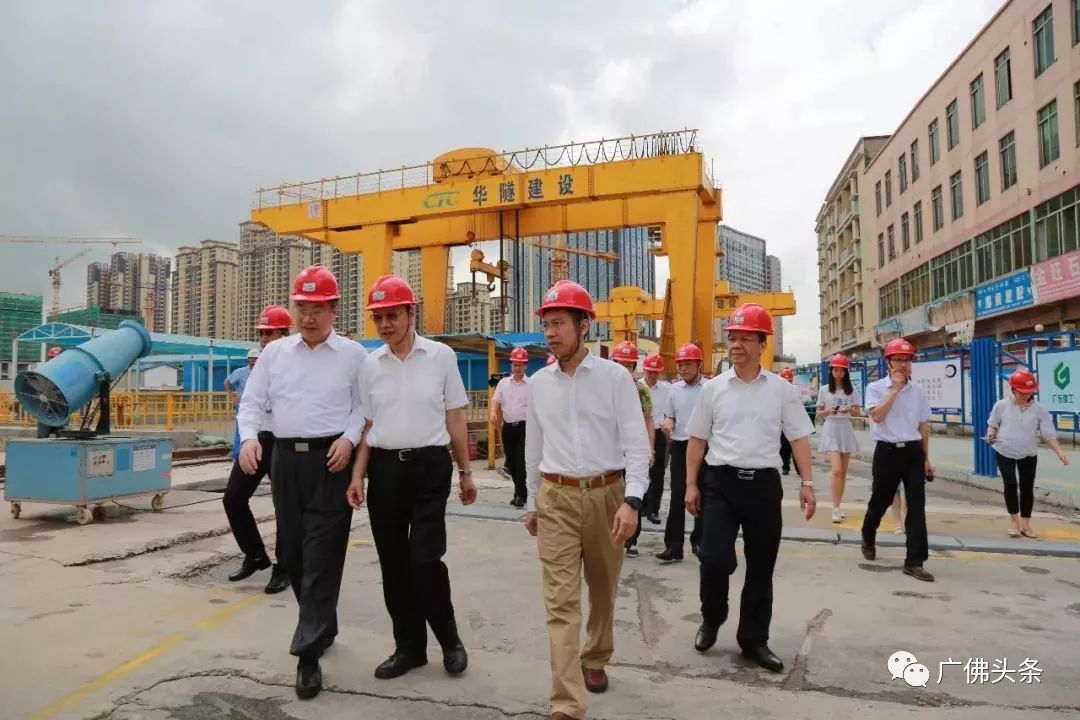 在当天的调研中,广州市人大常委会调研组实地考察了在建的海华大桥