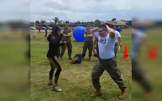 大兵硬抗ufc女選手掃踢誰疼誰知道