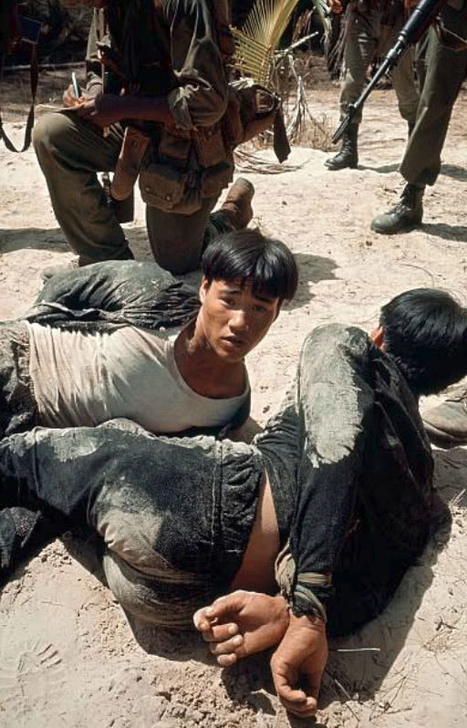 越戰彩色老圖片：受傷的少女滿身是血，抽煙的美軍士兵眼神呆滯 歷史 第1張