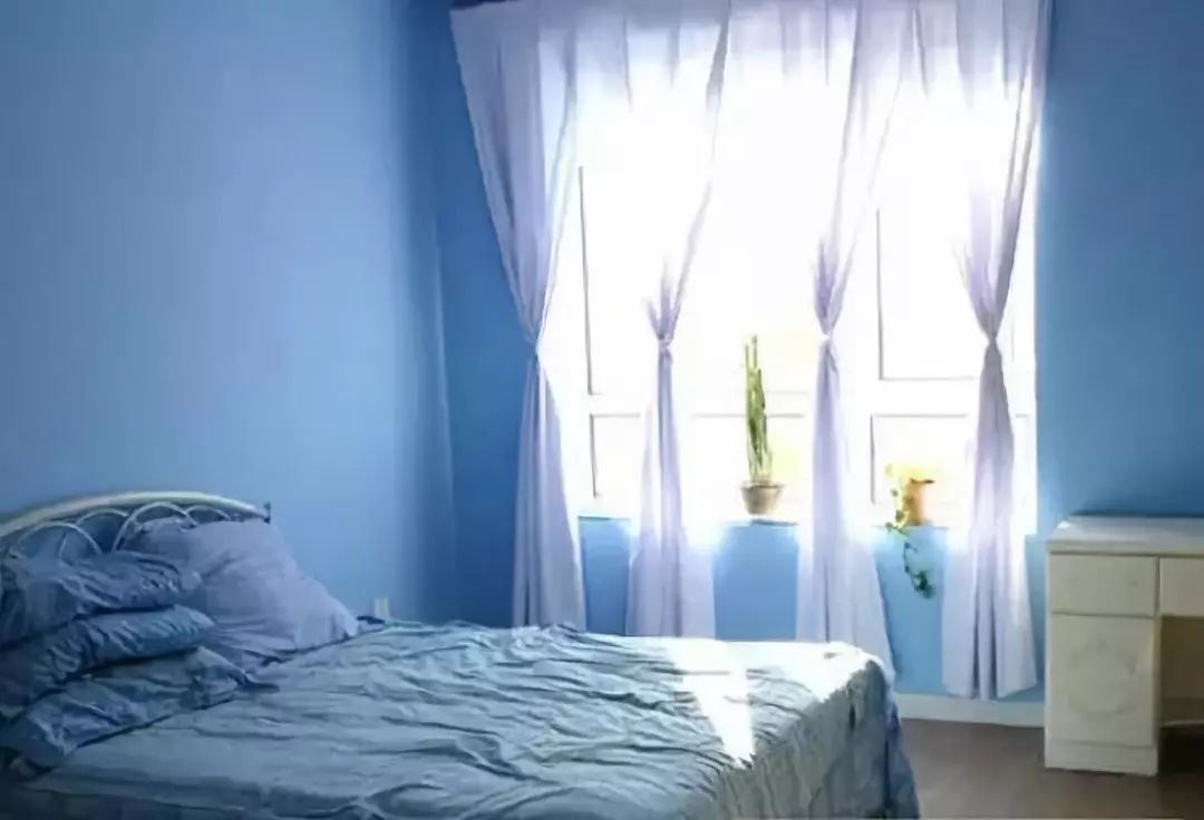 蓝色的墙纸与咖啡色的窗帘搭配,再配上偏白色的沙发,整个地中海式风格