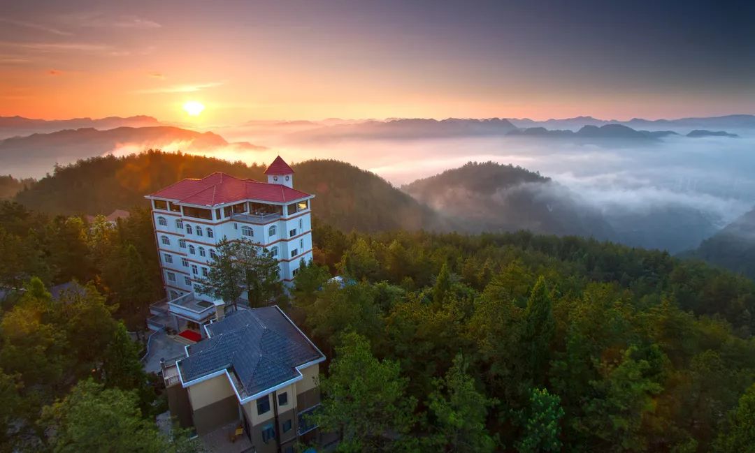 酉阳位于武陵山区属亚热带湿润季风气候地势中部高,东西两侧低最高