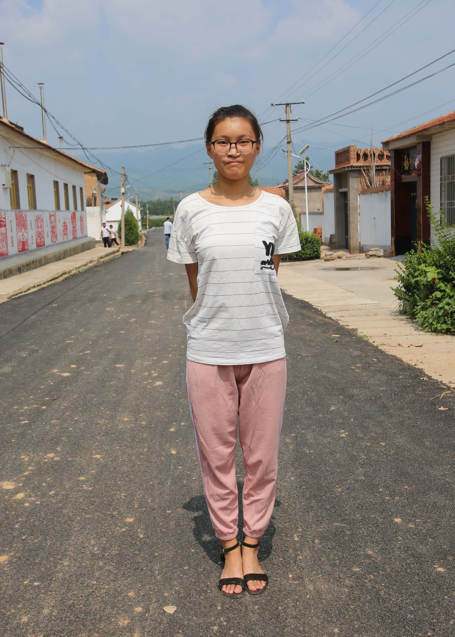 朱秀珍,62岁,弱智,无劳动能力和收入来源,图片里戴眼镜的是她女儿,冯