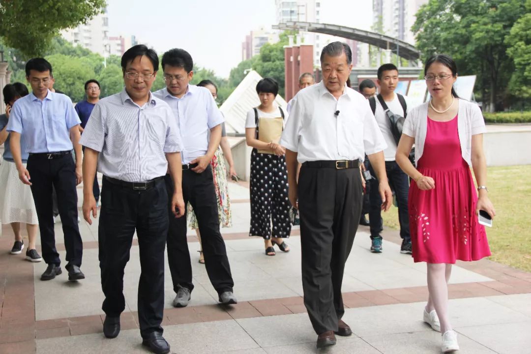 今日头条张国良走得再远目光始终不忘投向家乡投向这里