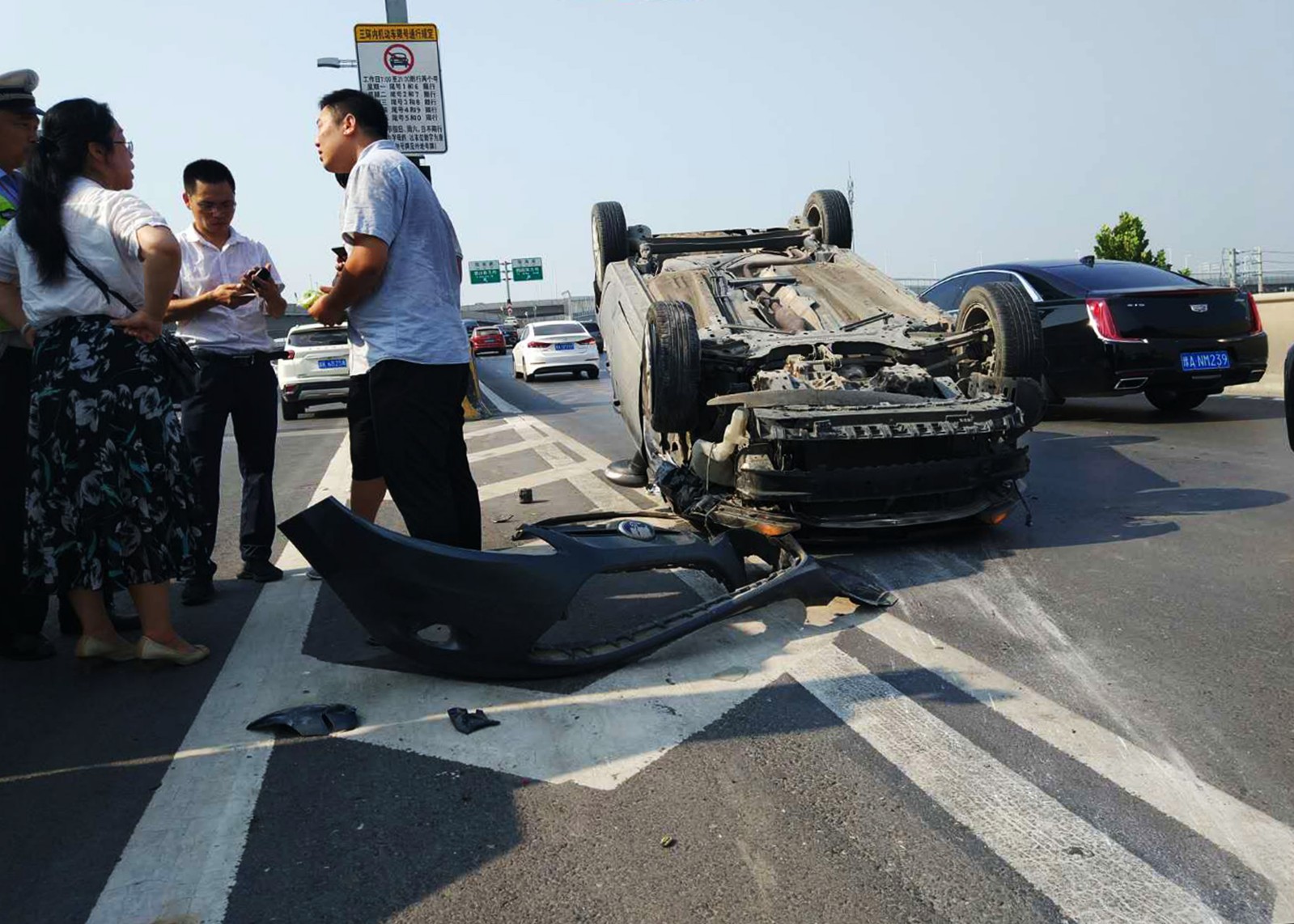 高架桥上 轿车突然追尾翻车 夏日炎炎驾车切勿心急气躁